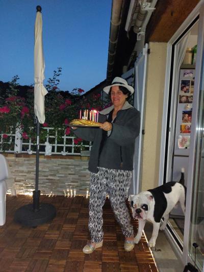 Merci les voisins pour cette soirée d'anniversaire avec un bon repas et joli gâteau d'anniversaire en crêpes