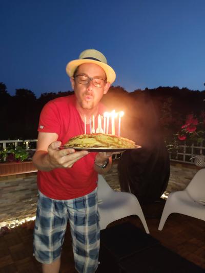 Merci les voisins pour cette soirée d'anniversaire avec un bon repas et joli gâteau d'anniversaire en crêpes