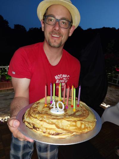 Merci les voisins pour cette soirée d'anniversaire avec un bon repas et joli gâteau d'anniversaire en crêpes