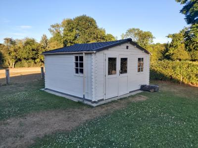 Opération peinture sur l'abri de jardin
