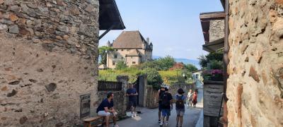 Tonon les bains, Yvoire et visite à la cave pour les filles et plage pour les enfants