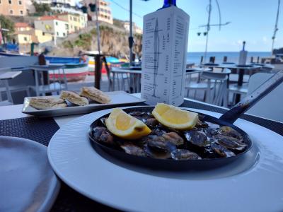 Visite de Câmara de Lobos et repas en bord de mer