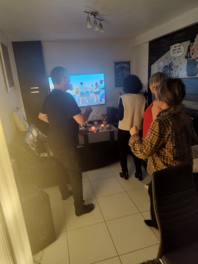 Katy, Peggy, Valérie, Eléhonore, Nicolas, Sébastien et Damien pour une soirée en musique